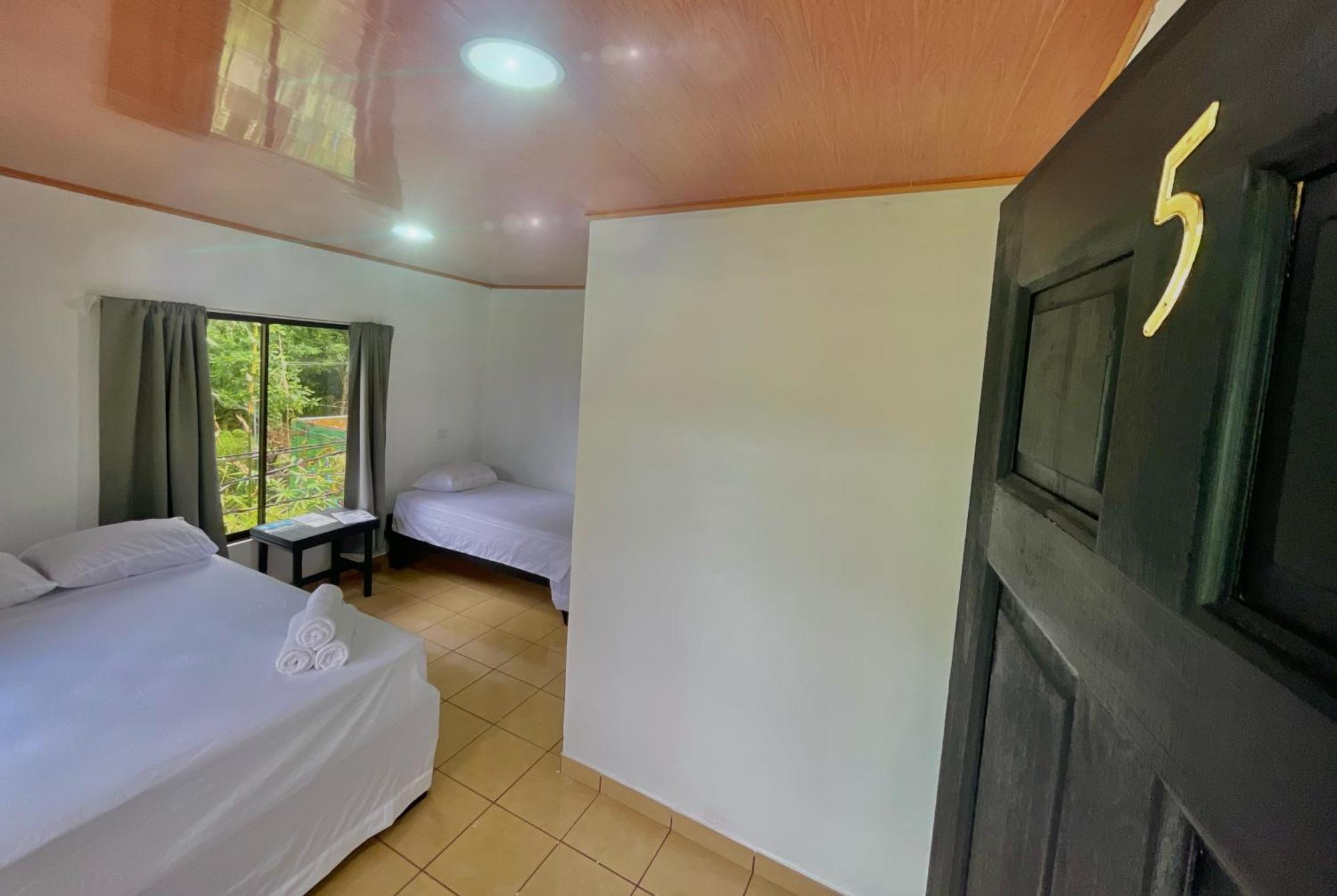 Carey Lodging Tortuguero Exteriör bild